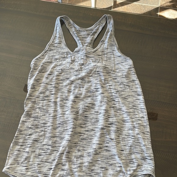Lululemon tank Measures 15” pit to pit - Picture 3 of 4